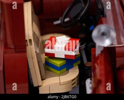 Tambov, Federación Rusa - 03 de enero de 2022 Dos Lego se presentan en un asiento de coche Foto de stock