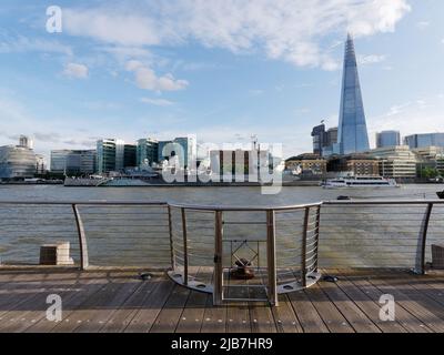 Londres, Gran Londres, Inglaterra, 21 2022 de mayo: El Shard y HMS Belfast en el área de Southwark de Londres, visto desde la orilla norte. Foto de stock
