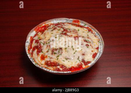 Auténtico plato italiano conocido como parmesano de berenjena Foto de stock