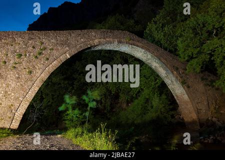 Puente Arqueado del Río Portaikos, Pyli, Tesalónica, Grecia Foto de stock