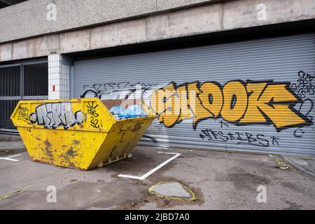 Salto amarillo y graffiti el 30th de mayo de 2022 en Birmingham, Reino Unido. Foto de stock