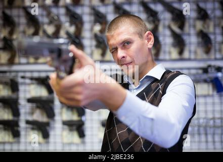 Hombre Eligiendo Una Pistola Nueva Escaparate Tienda Armas Hombre Que:  fotografía de stock © Nomadsoul1 #353447284