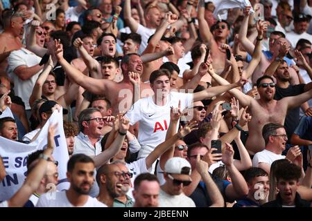 Tottenham Hotspur fans animan en su lado - Norwich City v Tottenham Hotspur, Premier League, Carrow Road, Norwich, Reino Unido - 22nd de mayo de 2022 Uso editorial solamente - Las restricciones de DataCo se aplican