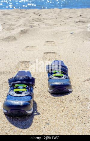 Dos zapatos de bebé en la playa y huellas en la arena en algún lugar de Polonia Fotografía stock - Alamy