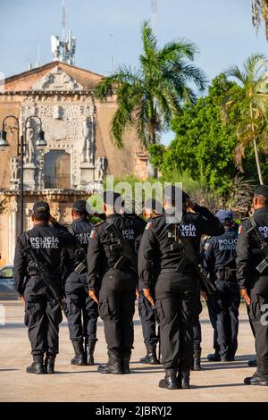 México, estado de Yucatán, Mérida, capital del estado de Yucatán, ceremonia en homenaje a oficiales de policía que murieron en servicio en la Plaza Grande Foto de stock