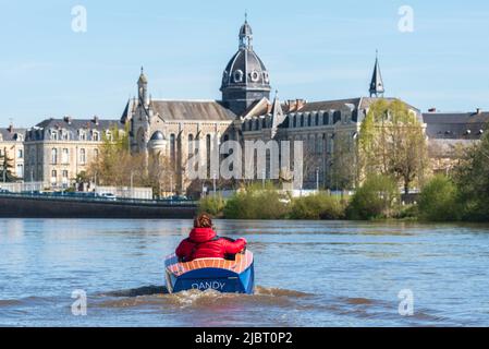 Francia, Mayenne, Château-Gontier-sur-Mayenne, Mayenne, a bordo de A Dandy, barco eléctrico Foto de stock