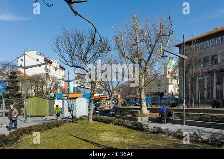 SOFÍA, BULGARIA -25 DE FEBRERO de 2022: Bazzar damas antiguo mercado Georgi Kirkov en el centro de la ciudad de Sofía, Bulgaria Foto de stock