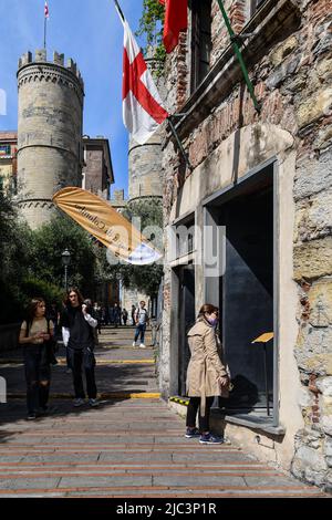 Los turistas en frente de la casa de Cristóbal Colón con la puerta medieval de Porta Soprana en el fondo, Génova, Liguria, Italia Foto de stock