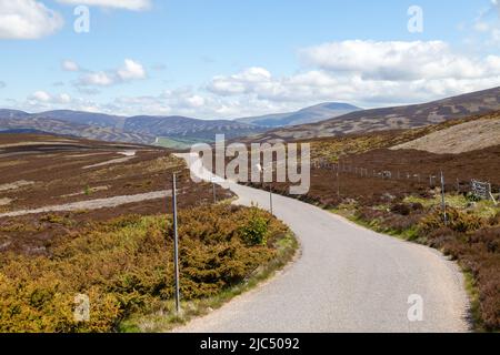 Una vía de acceso única cerca de Balmoral, Aberdeenshire, escocia