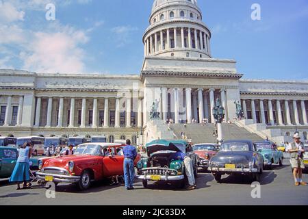 Coches clásicos en el Capitolio, casco antiguo de La Habana, Cuba, Caribe Foto de stock