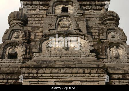 Templo Bima, antiguo templo hindú en la meseta de Dieng, que se encuentra administrativamente en Dieng Kulon, Batur, Banjarnegara, Java Central, Indonesia. Foto de stock
