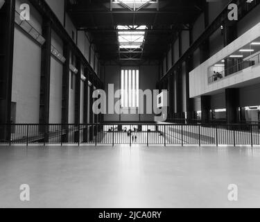 Londres, Gran Londres, Inglaterra, junio de 08 2022: Monocromo. Tate galería de arte moderno interior mirando desde el primer piso de vuelta a la entrada. Foto de stock