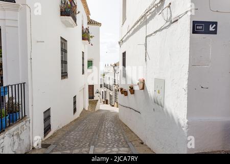 Típica calle estrecha en Zahara de la Sierra, en la Sierra de Grazalema, Cádiz, Andalucía, España Foto de stock