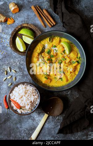 Arroz y curry de Sri Lanka hechos con calabaza, capa plana, vista superior Foto de stock