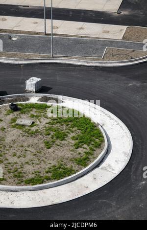 Vista aérea de la nueva rotonda y el sitio de la construcción del estacionamiento. Foto de stock
