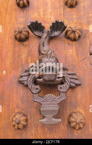 Primer plano de un tradicional alocador de puertas en una puerta de madera en Cartagena, Colombia Foto de stock
