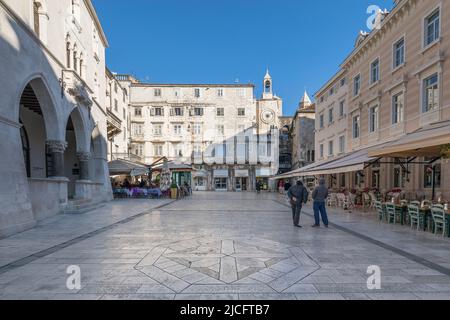 Plaza del Pueblo (Narodni trg) con restaurantes en el casco antiguo, detrás de la torre del reloj y el campanario, Split, el condado de Split-Dalmacia, Dalmacia, Croacia, Europa Foto de stock