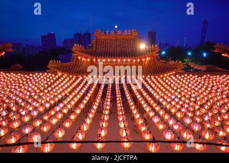 Kuala Lumpur, Malasia - 6th de febrero de 2022: Faroles rojos iluminados en el templo Thean Hou, Kuala Lumpur, Malasia al atardecer. Foto de stock