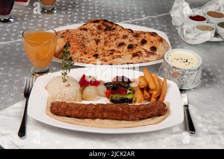 Shish kebab y pan de pita en un plato desechable. comida turca. entrega de  comida.