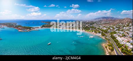 Vista aérea de la playa de Vouliagmeni, costa sur de la Riviera de Atenas Foto de stock
