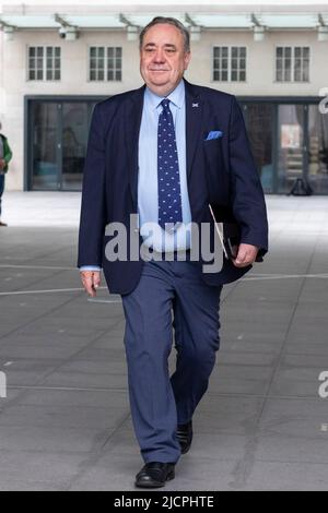 Alex Salmond, líder del Partido Alba y ex Primer Ministro de Escocia, abandona la BBC Broadcasting House en Langham Place. Imagen tomada el 12th de junio Foto de stock