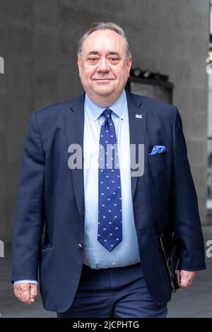 Alex Salmond, líder del Partido Alba y ex Primer Ministro de Escocia, abandona la BBC Broadcasting House en Langham Place. Imagen tomada el 12th de junio Foto de stock