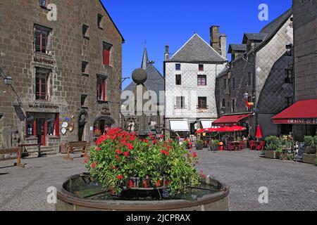 Francia, Puy-de-Dôme Besse-et-Saint-Anastaise, Besse-en-Chandesse, la fuente en el centro del pueblo Foto de stock