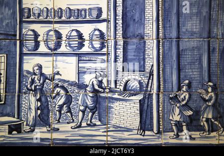 Delftware (loza glaseada) decorado con fábrica de cerámica en Bolsward. Horno. Atributado a Dirk Danser (1698-1763). c. 1745-1765. Rijksmuseum. MGA Foto de stock