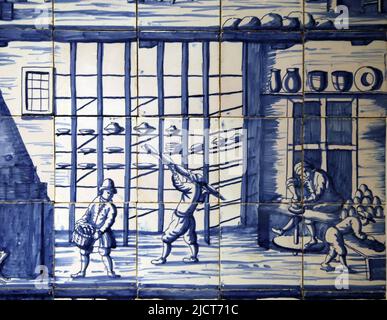 Delftware (loza glaseada) decorado con fábrica de cerámica en Bolsward. Atributado a Dirk Danser (1698-1763). c. 1745-1765. Rijksmuseum. Ámsterdam Foto de stock
