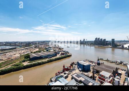 Amplia vista aérea de Woolwich, Royal Docks y Greenwich Peninsular en el este de Londres. Foto de stock