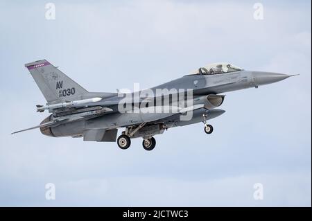 Un avión de combate F-16 del ala de combate 31st de Aviano Air Base de la Fuerza Aérea de los Estados Unidos. Foto de stock