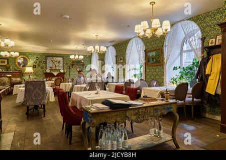 Interior de un antiguo restaurante con luz cálida Foto de stock