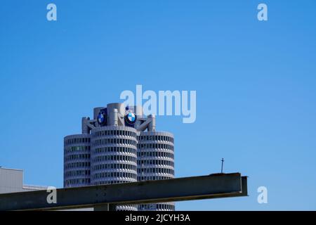La torre BMW, el BMW de cuatro cilindros es el edificio principal de la administración y el hito del fabricante de coches BMW en Munich, Alemania, 15.5.22 Foto de stock