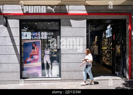 Vueltas y vueltas a menudo Casco Un peatón pasa por la tienda Puma de la marca de calzado deportivo e  informal de España. (Foto de Xavi Lopez / SOPA Images/Sipa USA Fotografía  de stock - Alamy