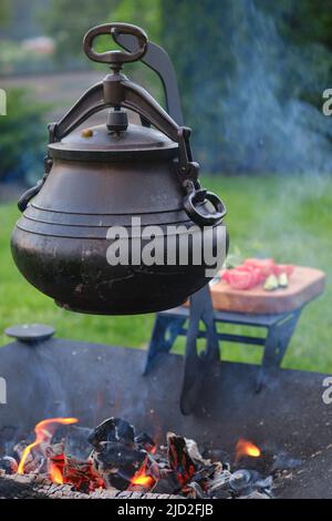 Colgar olla de hierro fundido fotografías e imágenes de alta resolución -  Alamy