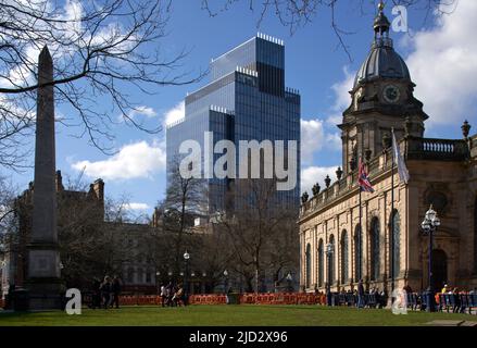Vista general de la plaza de la catedral. 103 Colmore Row, Birmingham, Reino Unido. Arquitecto: Doone Silver Kerr, 2022. Foto de stock