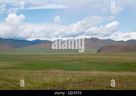 Impresionante paisaje en Mongolia Central. En la distancia, ger o yurta, tiendas tradicionales de mongolia. Asia Foto de stock