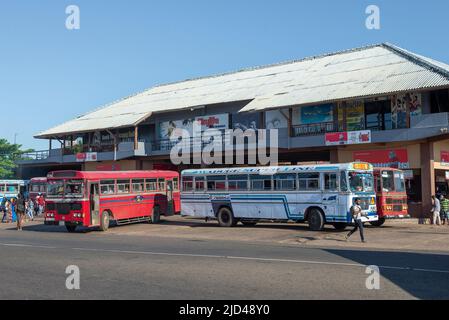 MATARA, SRI LANKA - 17 DE FEBRERO de 2020: Vista de la estación de autobuses de la ciudad en un día soleado Foto de stock