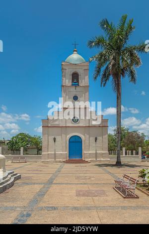 La pequeña iglesia 'Iglesia del Sagrado Corazón de Jesús' en Viñales, Cuba Foto de stock
