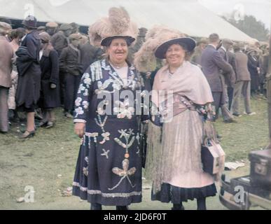 Dos antiguas Reinas Ptemprano por un día en Epsom Races, Surrey, Inglaterra. Versión coloreada de : 10162802 Fecha: Principios de 1930s Foto de stock