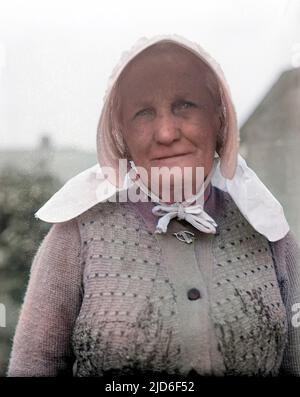 Una vieja mujer de campo inglesa en su capó. Versión coloreada de : 10162792 Fecha: 1930s Foto de stock