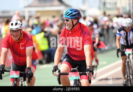 USO EDITORIAL SÓLO los ciclistas cruzan la línea de meta, ya que participan en la British Heart Foundation's London to Brighton Bike Ride 2022. Fecha de la foto: Domingo 19 de junio de 2022. Foto de stock