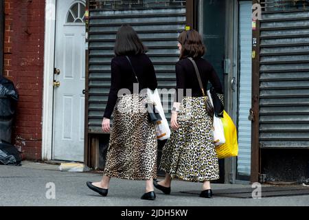 Dos mujeres judías ortodoxas, vestidas de forma muy similar, compran en Lee Avenue en Williamsburg, Brooklyn, Nueva York. Foto de stock