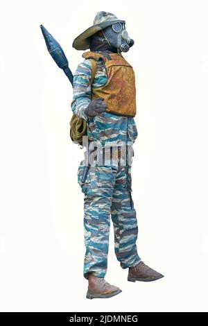 Maniquí con uniforme de camuflaje militar y máscara de gas aislado sobre fondo blanco primer plano. Foto de stock