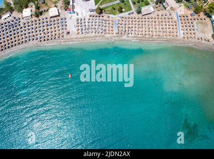 Vista aérea de la hermosa playa de Vouliagmeni, al sur de Atenas Foto de stock
