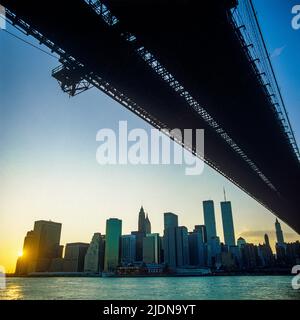 Nueva York 1980s, Puente de Brooklyn, Río Este, horizonte del Bajo Manhattan al atardecer con torres gemelas del WTC World Trade Center, Ciudad de Nueva York, Nueva York, NY, EE.UU., Foto de stock