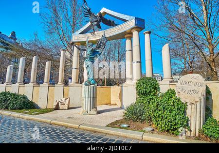 BUDAPEST, HUNGRÍA - 27 DE FEBRERO de 2022: El monumento moderno de las víctimas de la ocupación alemana con el Arcángel Gabriel y el Águila de la Alemania nazi, situado en Libert Foto de stock