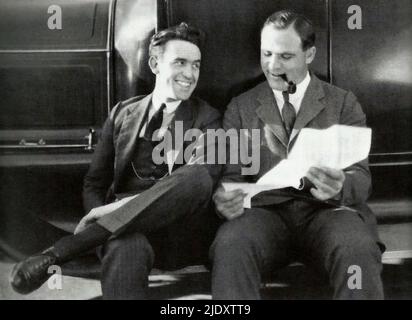El actor estadounidense de cine silencioso Harold Lloyd se sentó a discutir un guión con el legendario director Hal Roach Foto de stock