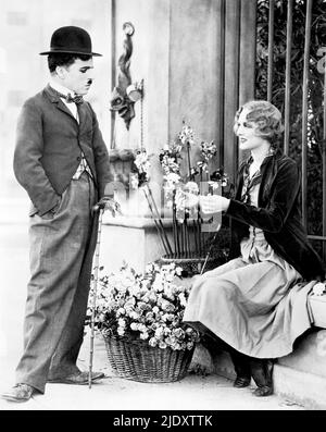 Una escena de la película de Charli Chaplin City Lights en la que el tramp se encuentra con la chica de la flor ciega (Virginia Cherrill) y se enamora. Foto de stock