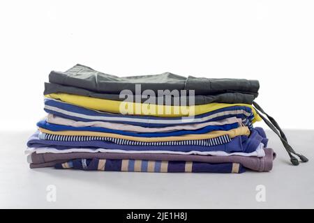 Pila de ropa usada. Organizar el armario. Concepto de vida sostenible